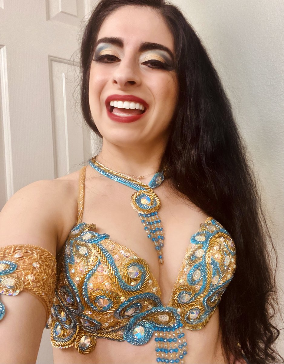 Happy 2022! Post show pic from my last performance of ‘21: a small outdoor wedding w/ an amazing tabla player in attendance!

#hawaii #bellydance