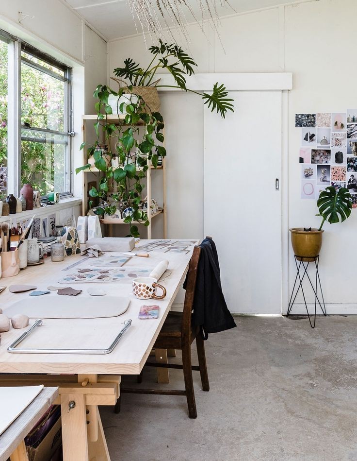 craft_spaces's tweet photo. A nature filled space for a ceramic studio, I love the plant life, a large sturdy and spacious wooden desk and a wall of inspiring images too! #craftspace #crafter #ceramics #pottery #potmaker #clay #studio #workspace #plants #plantlover #rustic https://t.co/XF7FHyusij