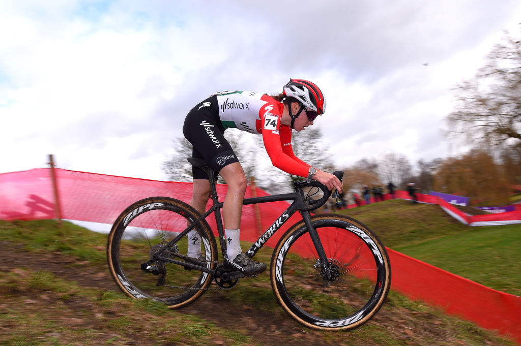 teamsdworx's tweet photo. Blanka Vas after the WorldCup Cyclo Cross in Hulst:
"Happy that I could battle for the podium places again. Unfortunately 4th. But still good feelings."
#wespraksuccess
#prayforamy
@BlankaVas
Photo: @GettySport https://t.co/wdgC2tcVGj