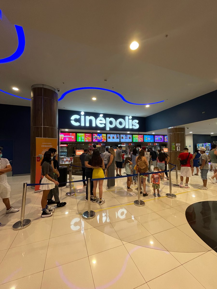 Soletastets's tweet photo. Q @CineHoytsChile por qué razón venden entradas en la misma fila de las cabritas 🤦🏽‍♀️ y la boletería vacía que ineficiencia https://t.co/xAdAjAC32i