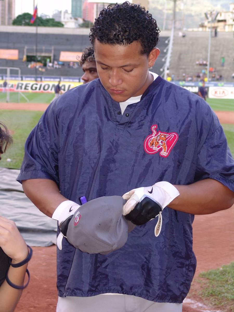 ¿Quién no se acuerda de este señor en enero, en pleno #RoundRobin?
<a href="/MiguelCabrera/">Miguel Cabrera</a> con los <a href="/TigresOficiales/">Tigres de Aragua</a> en 3 años seguidos.
2004, 2005 y 2006 (todas las fotos fueron en un mes de enero - están en respectivo orden)
FOTOS: <a href="/NelsonRafael013/">Nelson Rafael Muñoz #013</a> 📷
CC: <a href="/victorvazquez82/">Victor Vazquez</a>