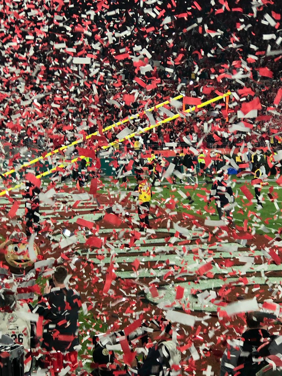 jdhartwell's tweet photo. An amazing night at the Granddaddy of them all. @OhioStAthletics @rosebowlgame 🌰🌹 https://t.co/r8JsZMNQt5