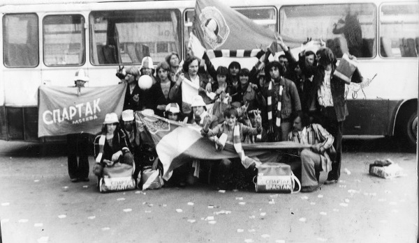Radoslav108's tweet photo. 🔴⚪️Выезд спартаковских фанатов в Минск в 1979 году на матч 23 июня Динамо (Минск) - Спартак(Москва) 1:2 (25 000 зрителей) На выезде было 300 спартаковцев и впервые была массовая драка после самого матча... https://t.co/LdTe49BFgl