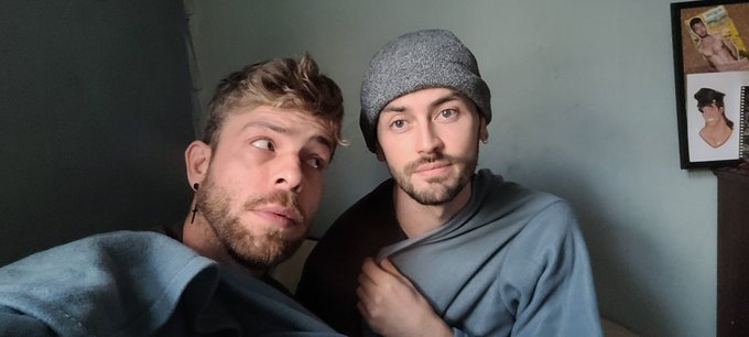 Happy new year from myself and this cuddle buddy of mine @jezebelliot https://t.co/6LamukRh7B