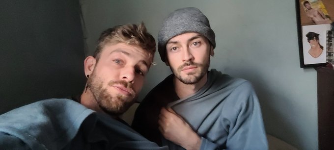 Happy new year from myself and this cuddle buddy of mine @jezebelliot https://t.co/6LamukRh7B