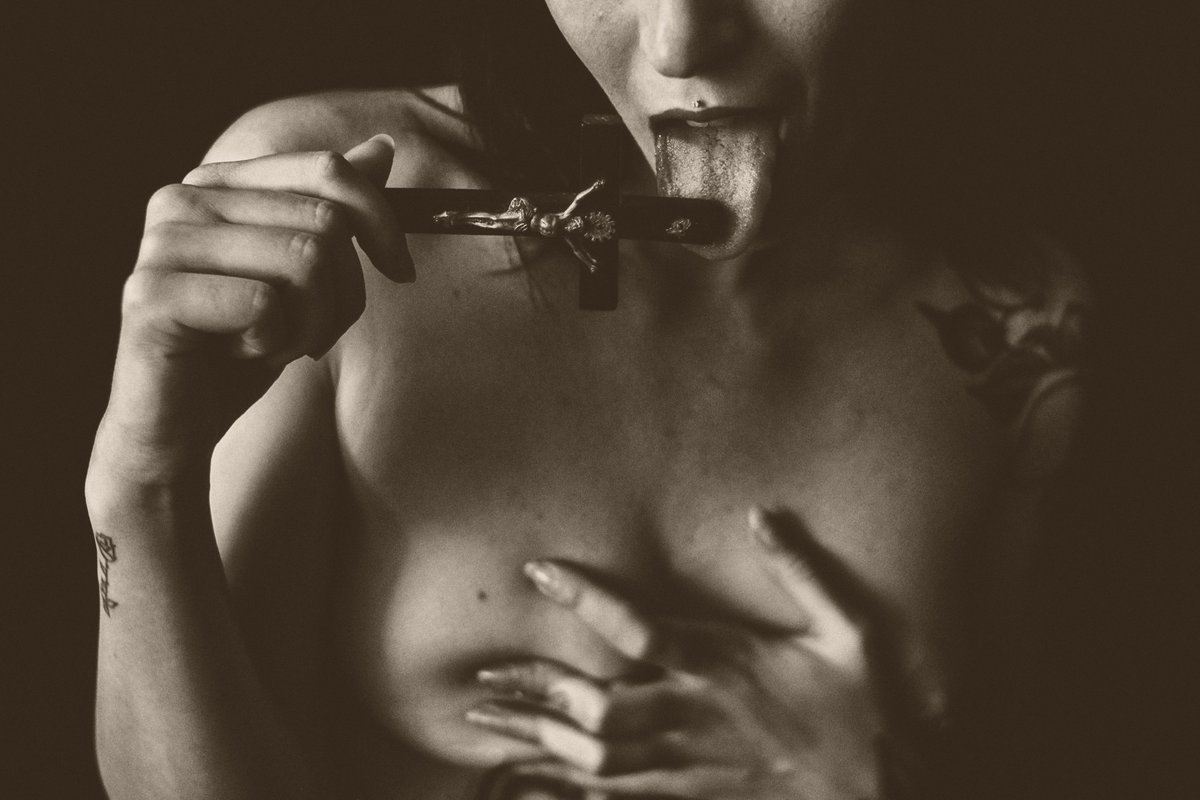 ragnarok_gio's tweet photo. "Exorcizamus te, omnis immundus spiritus, omnis satanica potestas, omnis incursio infernalis adversarii, omnis legio, omnis congregatio et secta diabolica…"
#nsfw #nudeart #blackandwhitephotography #nude https://t.co/KklfHCECP5