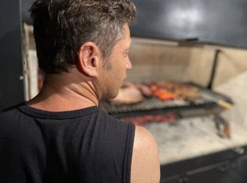 edufeiok's tweet photo. Él parrilla llena. 7 de cada 10 chicos son pobres. De 4 chicos que se sientan a una mesa a comer en el conurbano, solo uno come las 4 comidas. Y se saca esta foto pornografica ?   Inmoral. @Kicillofok https://t.co/8tVqCSSGFm