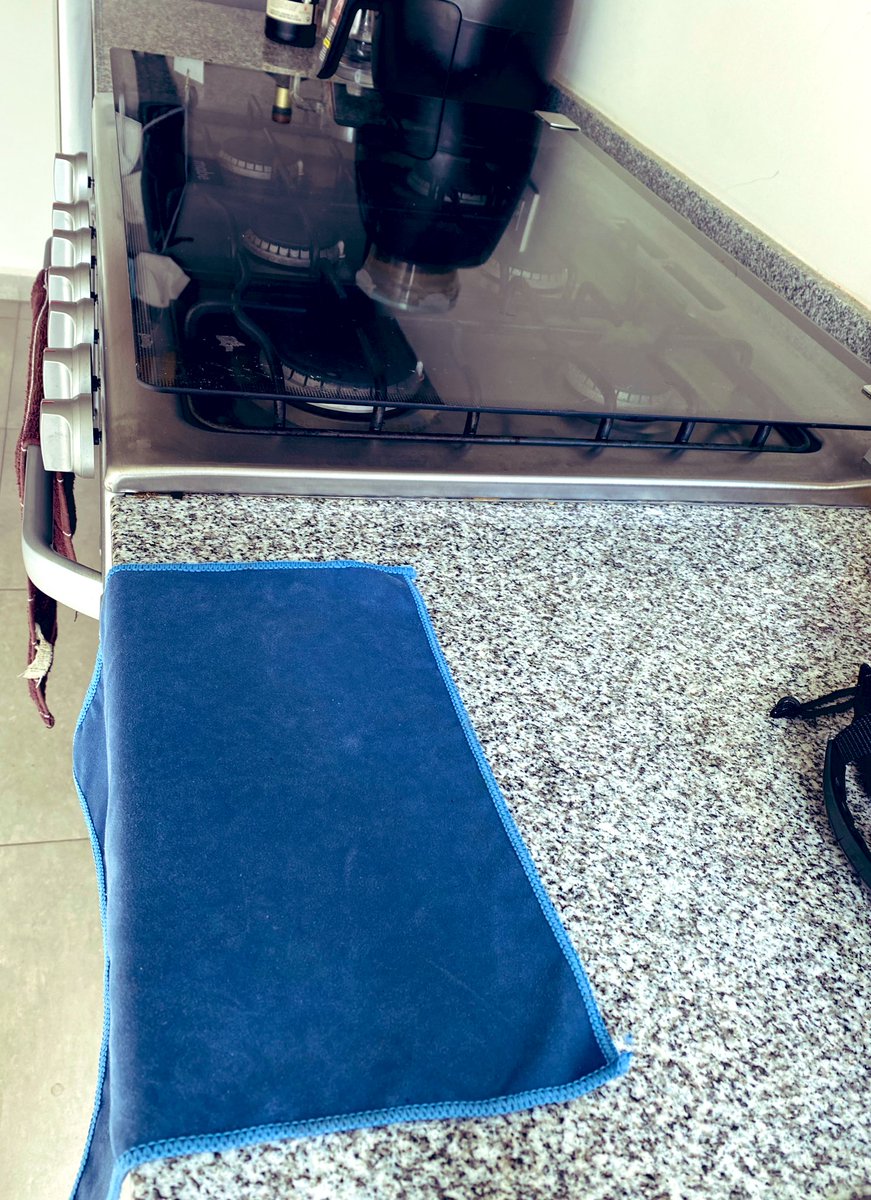 adelaidosa_'s tweet image. El trapo extendido como señal de una victoria ganada contra el desorden de la cocina.