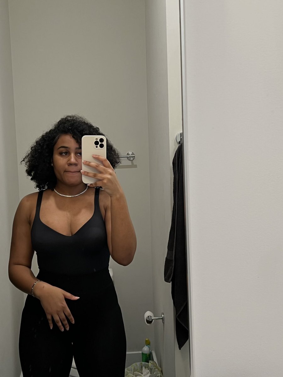 _taaaylerrr's tweet photo. New Years✨ https://t.co/RoK72wYEH7