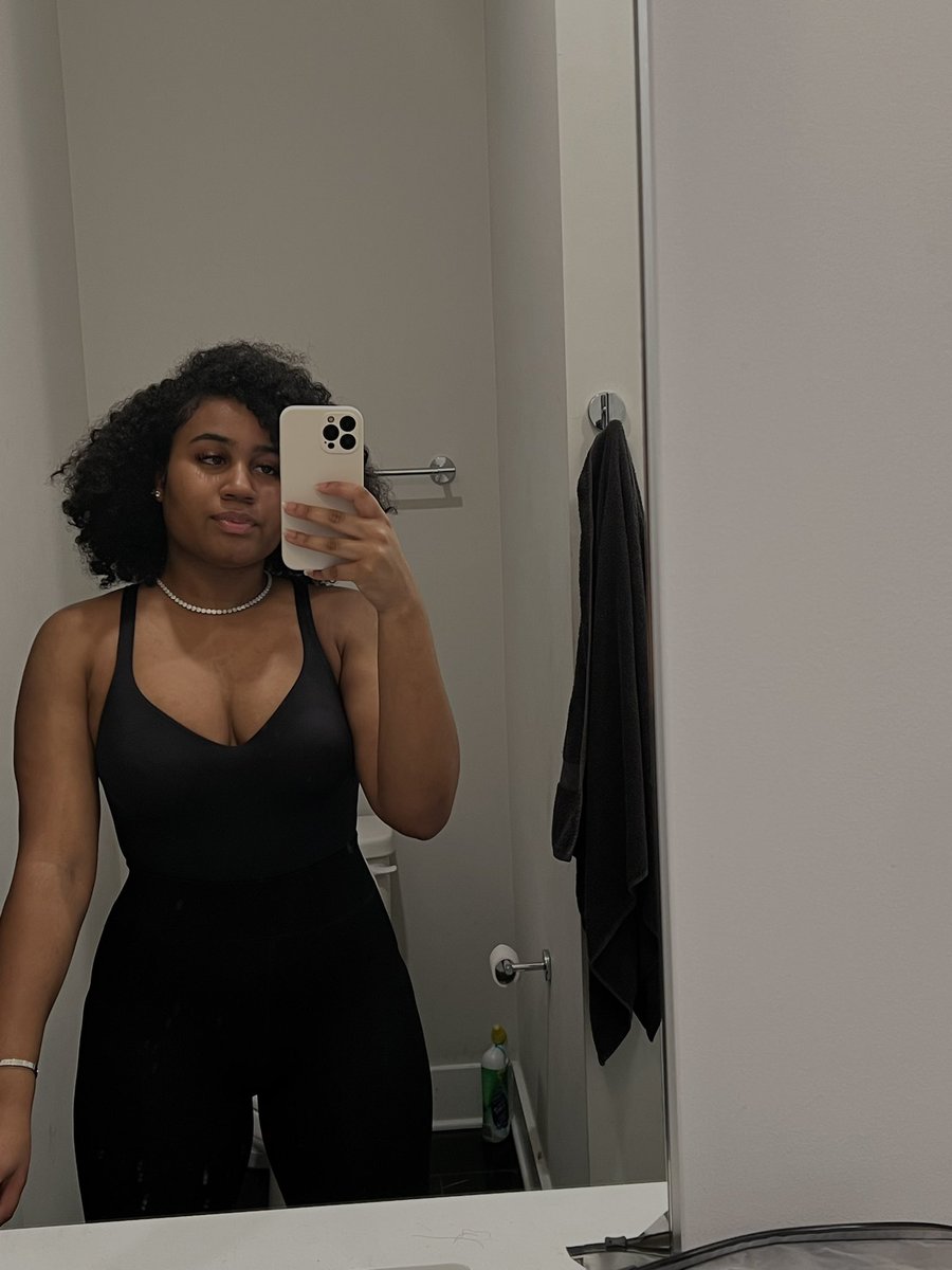 _taaaylerrr's tweet photo. New Years✨ https://t.co/RoK72wYEH7