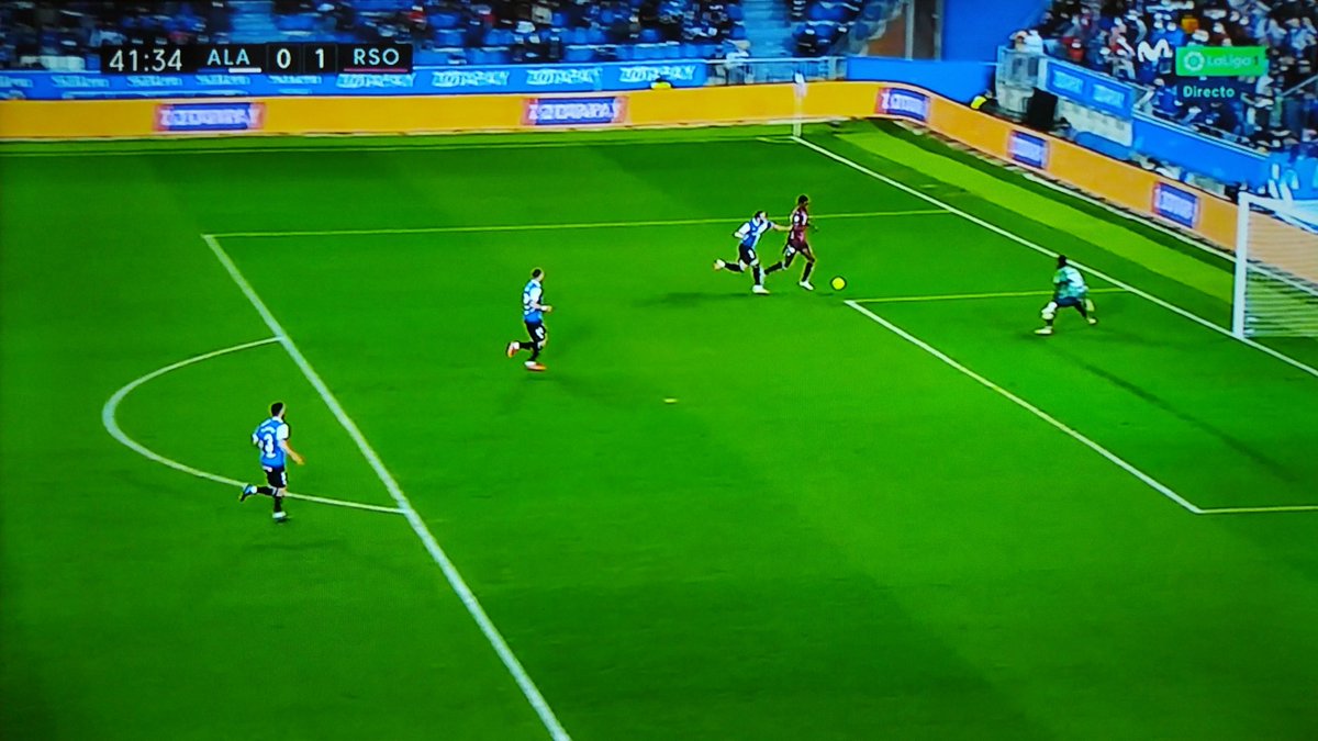 ArchivoVAR's tweet photo. 📺 El VAR sigue de resaca en la Liga Santander.

Laguardia, siendo último hombre y sin posibilidad de disputar el balón, empuja por la espalda a Isak cuando el delantero armaba la pierna.

La acción no solo es penalti sino que también es roja directa. ❌ https://t.co/MAhNOLat0H