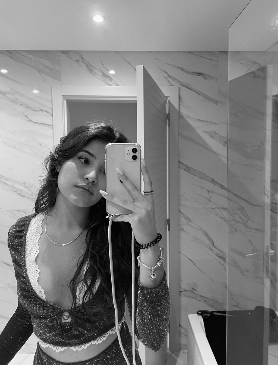 bom que este ano seja as shiny as this outf 💫
