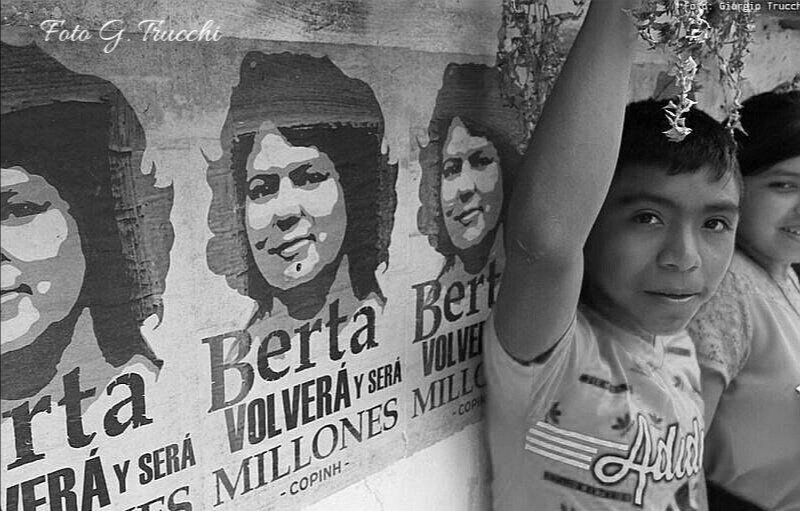 Berta, 70 meses exigiendo justicia.
Inicia un nuevo año y será lucha contra la impunidad, con fuerzas renovadas, mucha intensidad y grandes expectativas ante lo nuevo que viene
#JusticiaParaBerta #BertaVive #SentenciaCastilloYa #DesaCulpable #FaltanLosAtala