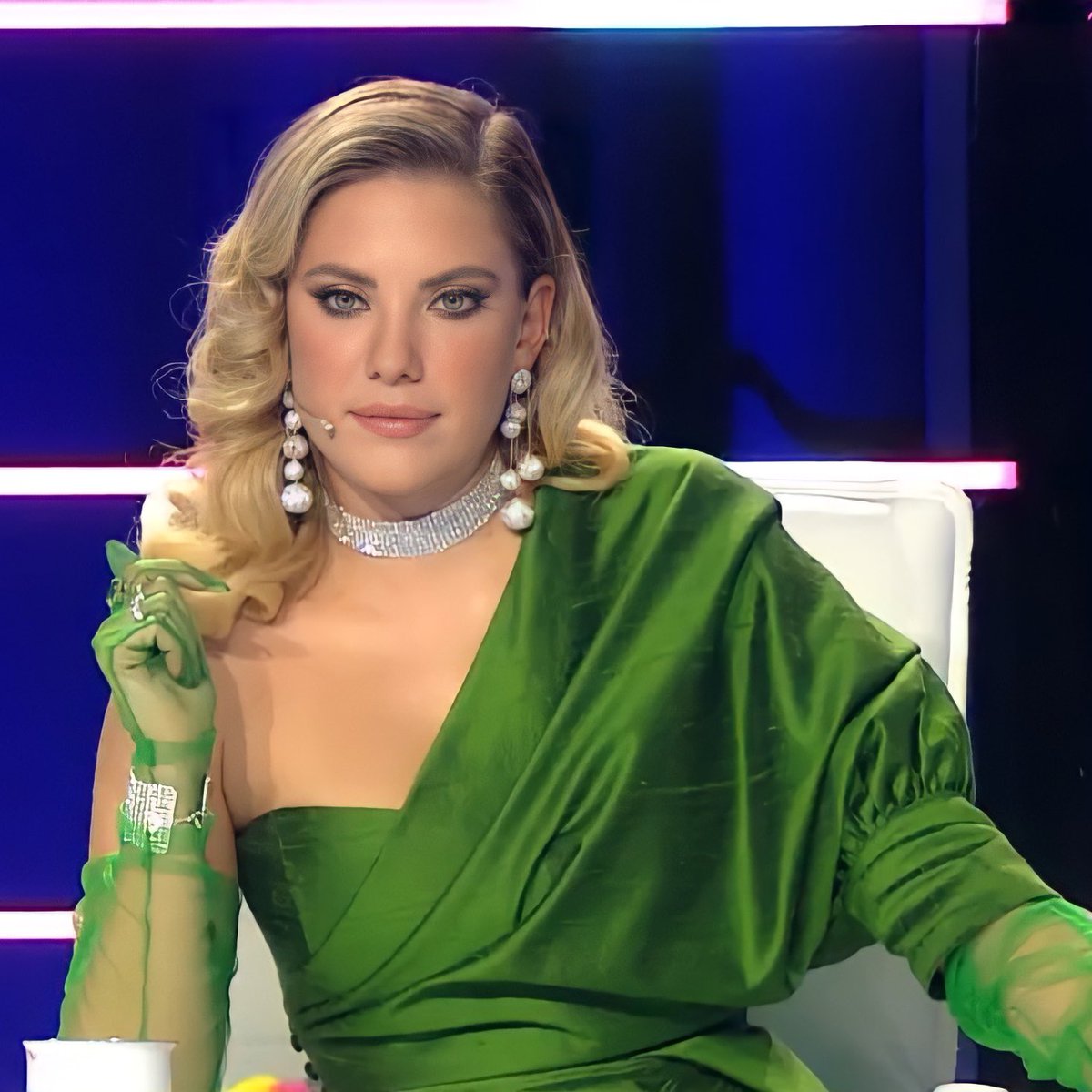 kral_insanlar's tweet photo. Şu programda güzel olan tek şey  Eda Ece gerisi boş
#FoxtvhaddiniBil
#MaskeKimsinSen https://t.co/1wrdAGA02q