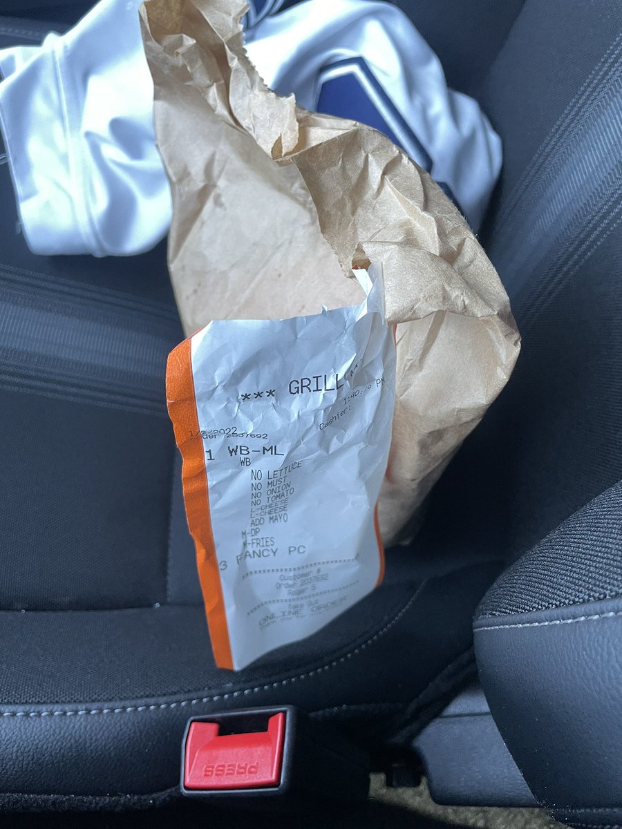 rogersalinas03's tweet photo. WOW @Whataburger no bags, no ketchup, and no drinks! #PortIsabelTX https://t.co/I8dxbrCkNC