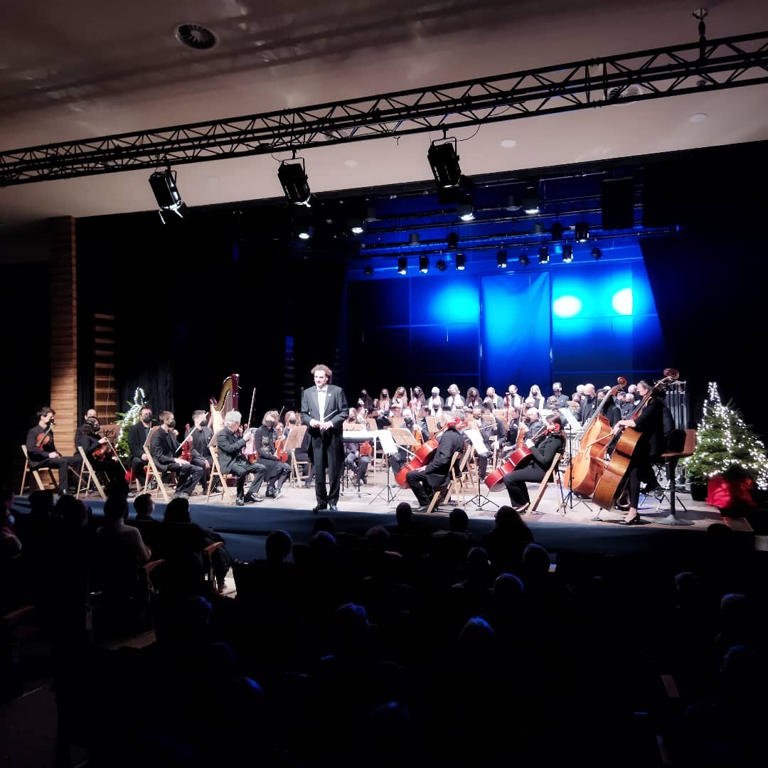 SantaCristinaAJ's tweet photo. Magnífic concert de Cap d'Any 🎼, a ritme de vals, aquesta tarda-vespre a l'Espai Ridaura ✨

👥 Amb la participació del @corharmonia i l'Orquestra Simfònica Harmonia sota la direcció d'@AlbertDeprius

#santacristina #concert #concertdeCapdAny #CapdAny #cor #orquestra #Harmonia https://t.co/cc2DsXGoP7