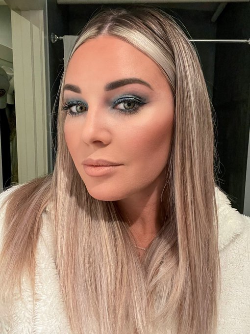 NYE makeup💙 https://t.co/RUF4AW8jyl