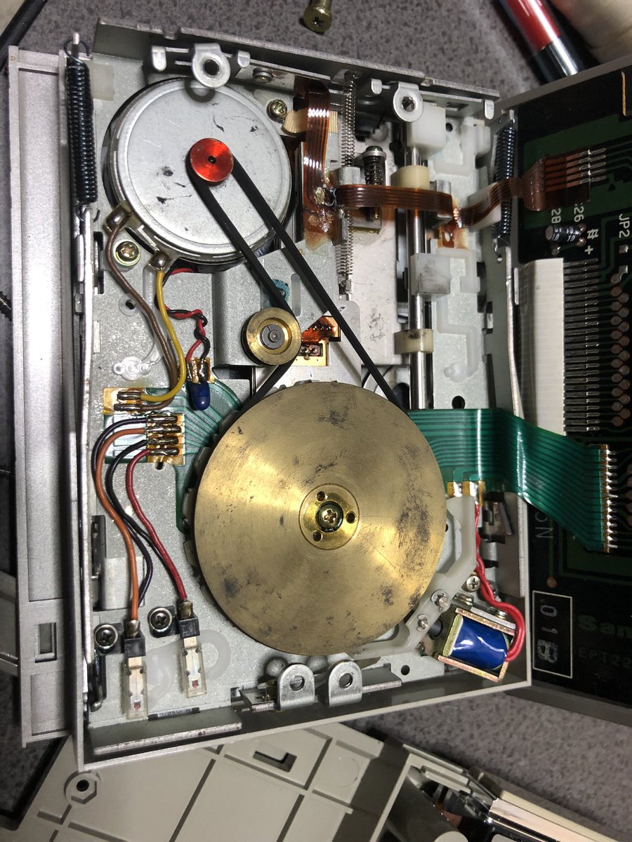 mtama315's tweet photo. 正月早々ポケコンメンテシリーズ。
CE-1600Fのゴムベルト交換✖️2台。
バッチリフーマットからのセーブロード無事動作。
千石電商で売ってるφ65×0.95T
ゴムベルト(角)が最適です。
#CE1600F #CE140F https://t.co/dxdnjw90Ze