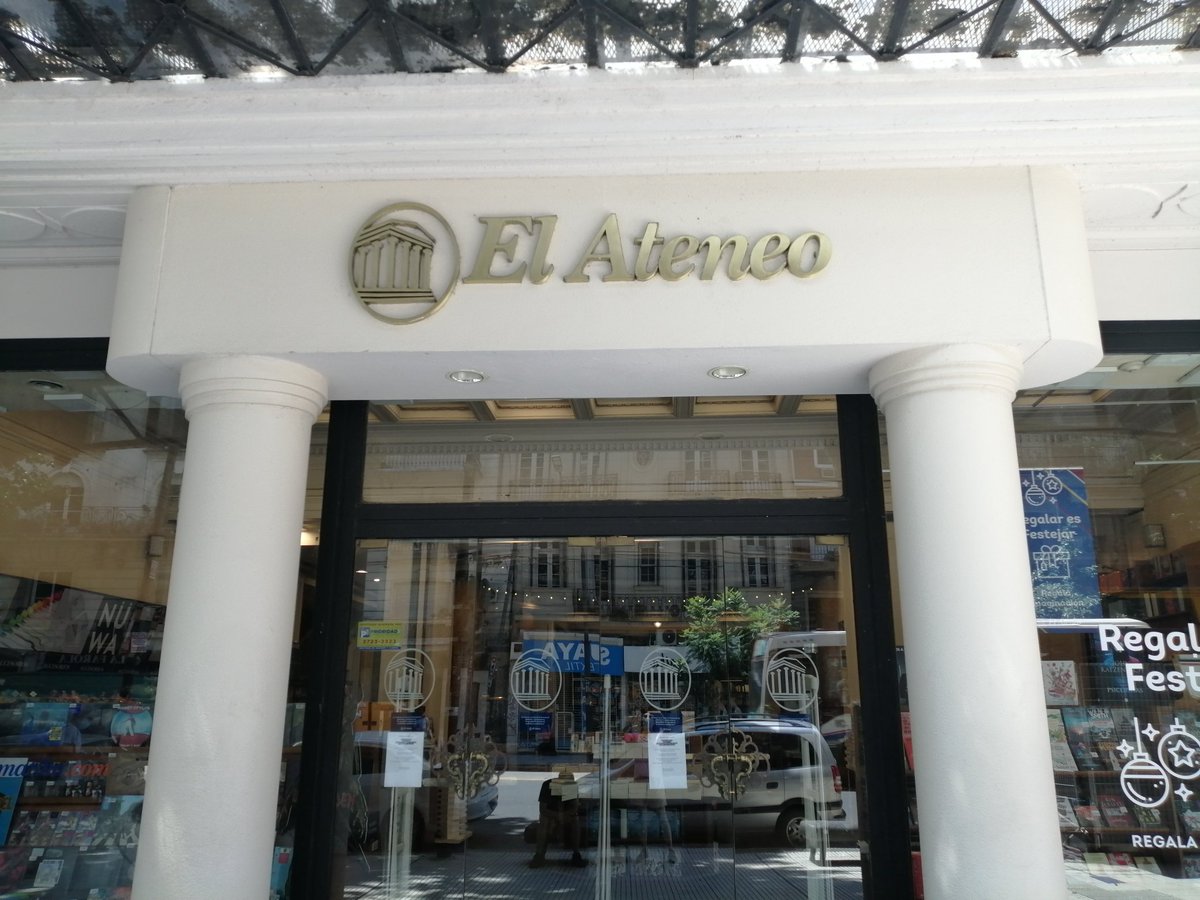 irabascall's tweet photo. El Ateneo, una visita indispensable en Buenos Aires. ¡Lujo de librería! ¡Templo de libros! 😍♥️ https://t.co/Mt0FDT5WmN