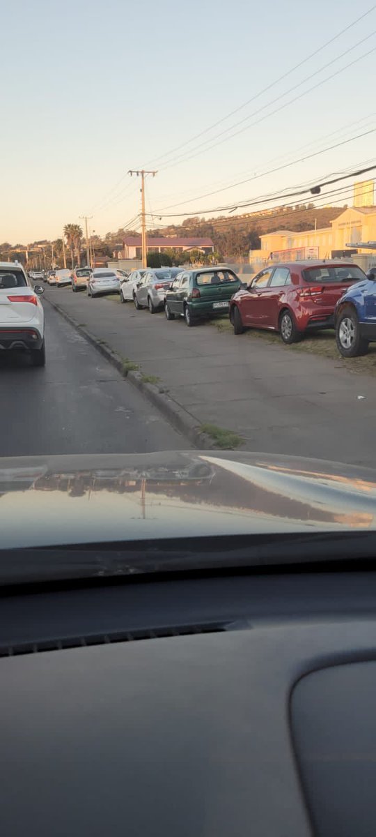 MacaRipa's tweet photo. Fiscalizadores y seguridad pública trabajan a toda capacidad en turnos 24/7. Han cursado, sólo el día de hoy, decenas de infracciones por mal estacionado. ¿Es suficiente? No. Necesitamos que todas las personas crean en la tarea de cogestionar y cuidar NUESTROS espacios públicos. https://t.co/YAeWFocPlr
