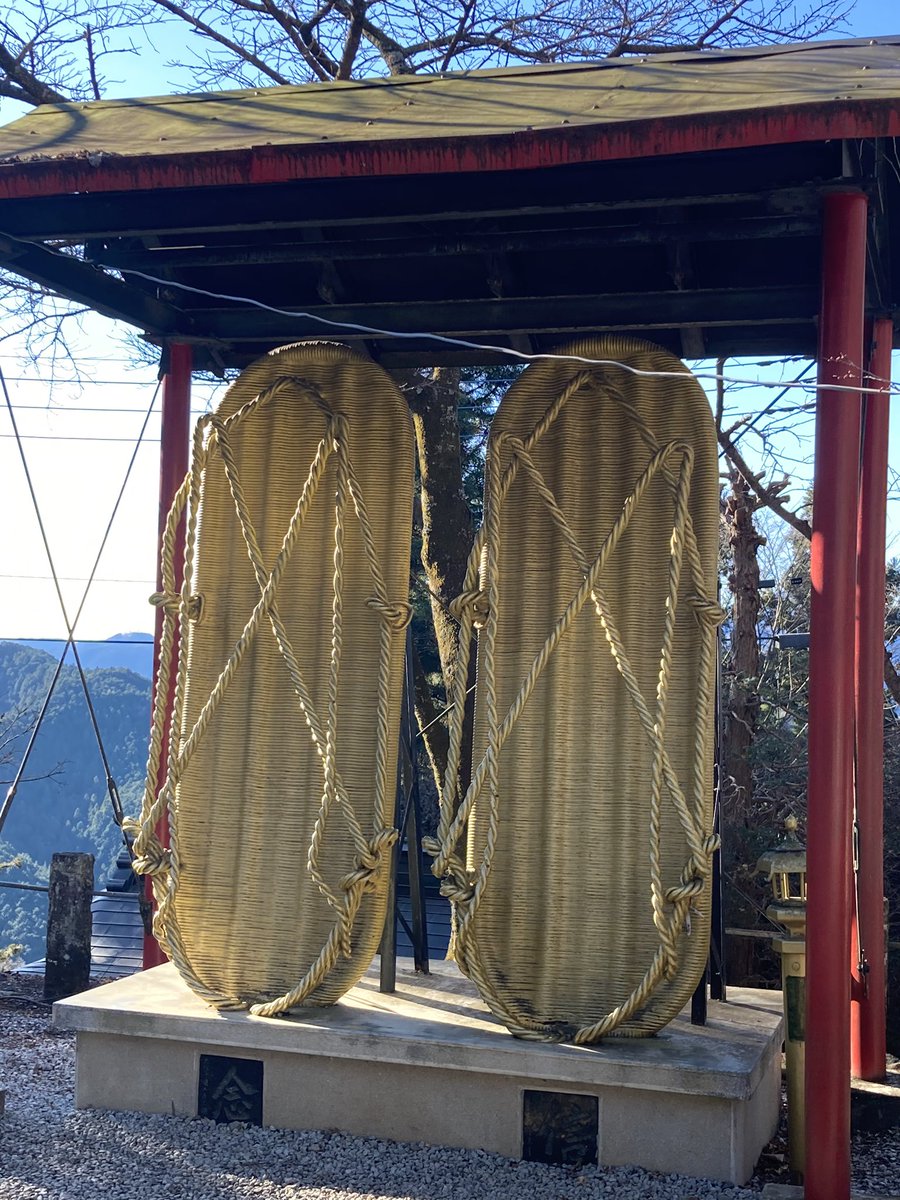 mabi_aoki's tweet photo. 昨日は新年初登山で、子の山へ。運動不足のせいで、ぜーはー言いながら何とか到着。コロナ禍終息をお願いしてきたけど、足腰の神様に言うのは流石に��違いかも。 https://t.co/PFNs2zORXN