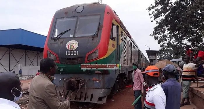 FodBALDE2's tweet photo. #Guinée | Les habitués du train #ConakryExpress seront encore privés de cet engin qui fait la navette entre #Kagbelen et #Kaloum à partir de ce lundi 03 janv 2022.
Le non-paiement des deux derniers mois (nov, déc) de salaires au compte de l’année 2021 en est la cause.
#Kibaro https://t.co/UhkGjjPkm5