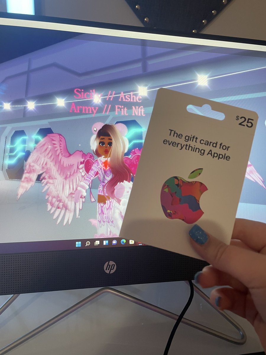 callmehelora's tweet photo. Trading a 25$ apple giftcard for a high tier halo !! Looking for glimmering, Val 2020 , Val 21, or mer 19 !! https://t.co/uffflcSK3D