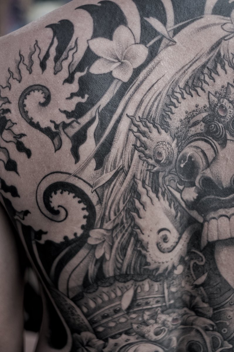 tridatutattoo's tweet photo. One of my favorite tattoo i've done in 2021 ⚡️⚡️⚡️
@harindramone
#balitattoo #kutatattoo #detailedtattoo #barong #barongtattoo #rangdatattoo #rangda #tattoo https://t.co/mbIJ2nDMMe