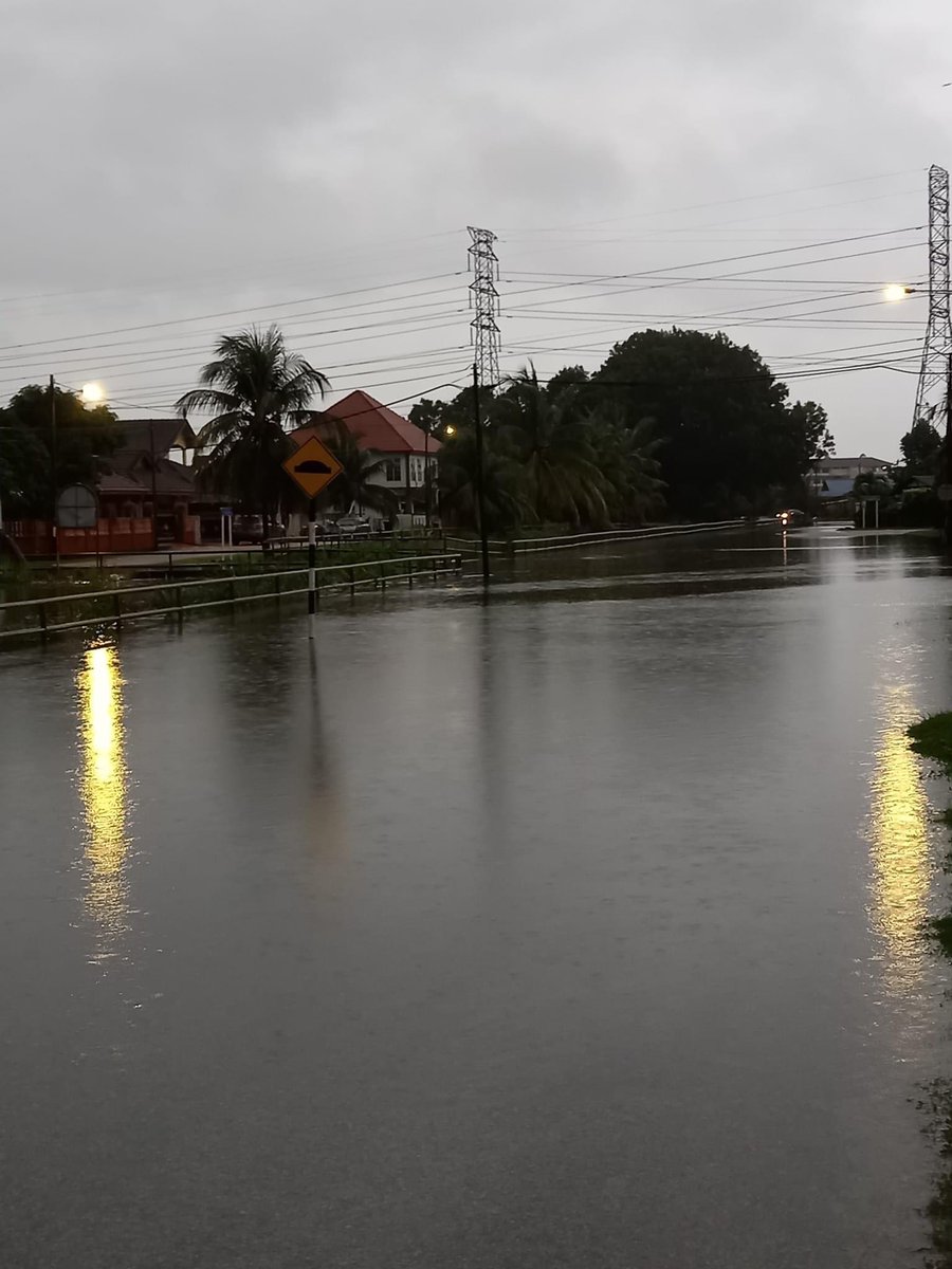 Info terkini..kwn baru ronda ngn moto tadi.trafik sesak dari toyota bt 3 terus ke bandar ktn..info jln kat kipsas..masih boleh lalu ke dua2 hala..tapi pas turun jmbtan belat tu hala ke ktn,air sg mula main di birey jln..sg isap damai A ,gambr kat bwh.

FB: Nordee Darudin
