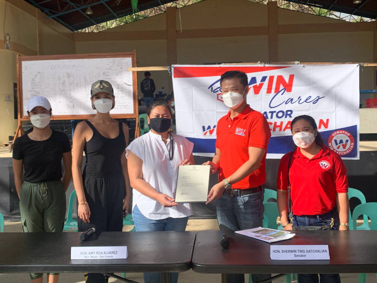 WinGatchalian74's tweet photo. Kasama ang #VCCares team, tayo po ay nagpaabot ng assistance at disaster relief kay Mayor Amy Roa Alvarez para sa ating mga kababayan sa Municipality of San Vicente. #WINTayongLahat https://t.co/qm0euRXuG9
