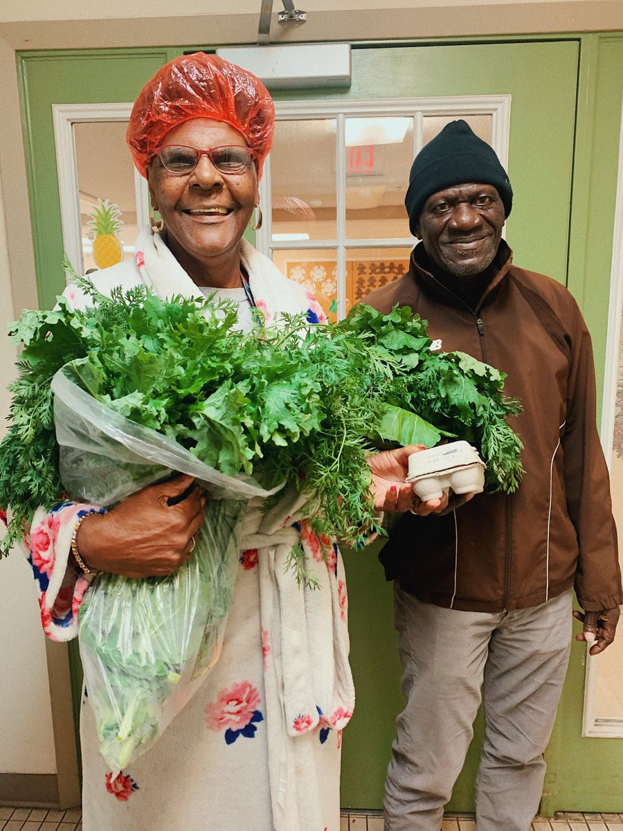 AlgiersProud's tweet photo. Cheers to 2022, y'all! 🎉 Our first community food boxes of the new year went out today with @sugarrootsfarm - and were delivered to senior citizens across Algiers! 🥬🥕🥚 Let's continue to make Algiers proud this year! ⚜️❤️ #AlgiersProud #SugarRootsFarm #MutualAid #NOLA https://t.co/mxxdInalCf