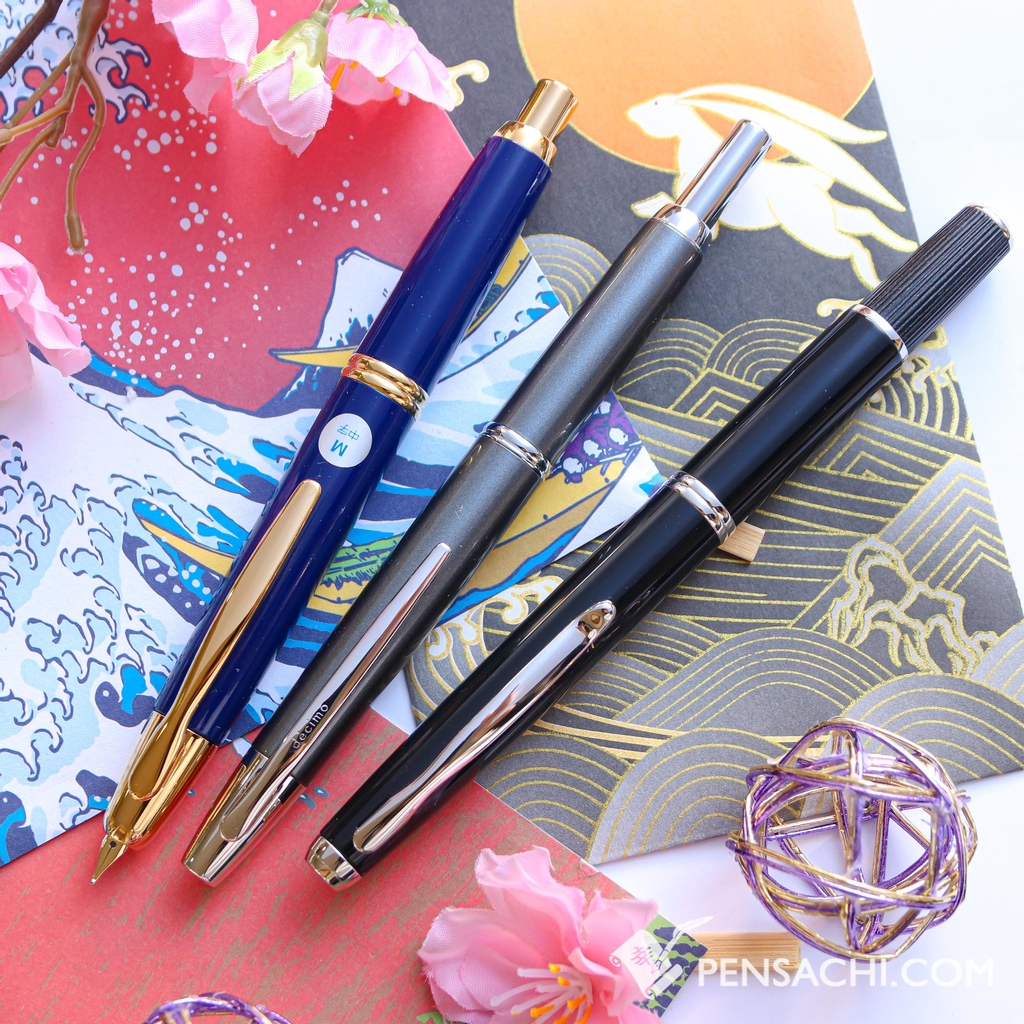 pen_sachi's tweet photo. Capless/Vanishing Point and its variations 💖 Missing a few here, like the Capless Luxury LS, or the newly joined Capless SE, but you get the gist of how many options you have for this wonderful, practical writing instrument! #capless #vanishingpoint #caplessdecimo #caplessfermo https://t.co/vFl1ePKhNx