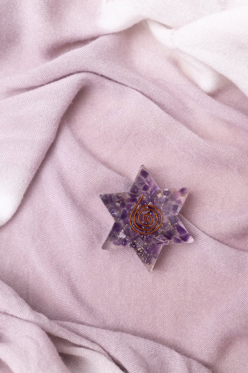 TinyRitualsCo's tweet photo. 𝙰𝚖𝚎𝚝𝚑𝚢𝚜𝚝 𝙾𝚛𝚐𝚘𝚗𝚎 𝚂𝚝𝚊𝚛 :: “With this star, I harness orgone energy, bright copper, and crystal magic to cleanse and charge” 🔮💜

Tap to shop the magic ✨ https://t.co/zyKswLk8S3 https://t.co/D2f9Ymm01f