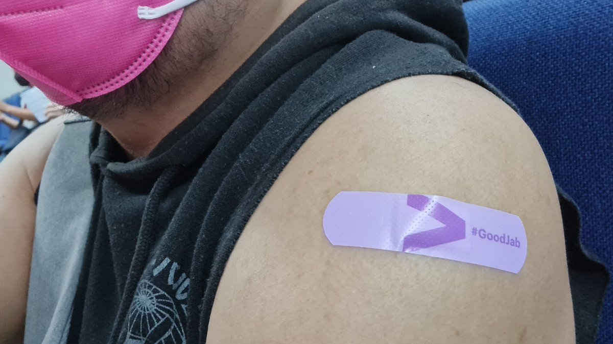 GusAgustin's tweet photo. Got my booster shot today thanks to #AccenturePH! Even saw our Managing Director get vaccinated and got surprised when he said hello even though I was in incognito mode with my mask and beanie Just happy that me and my parents already got boosters. #GoodJab #modernabooster https://t.co/A0BgSyhdVx