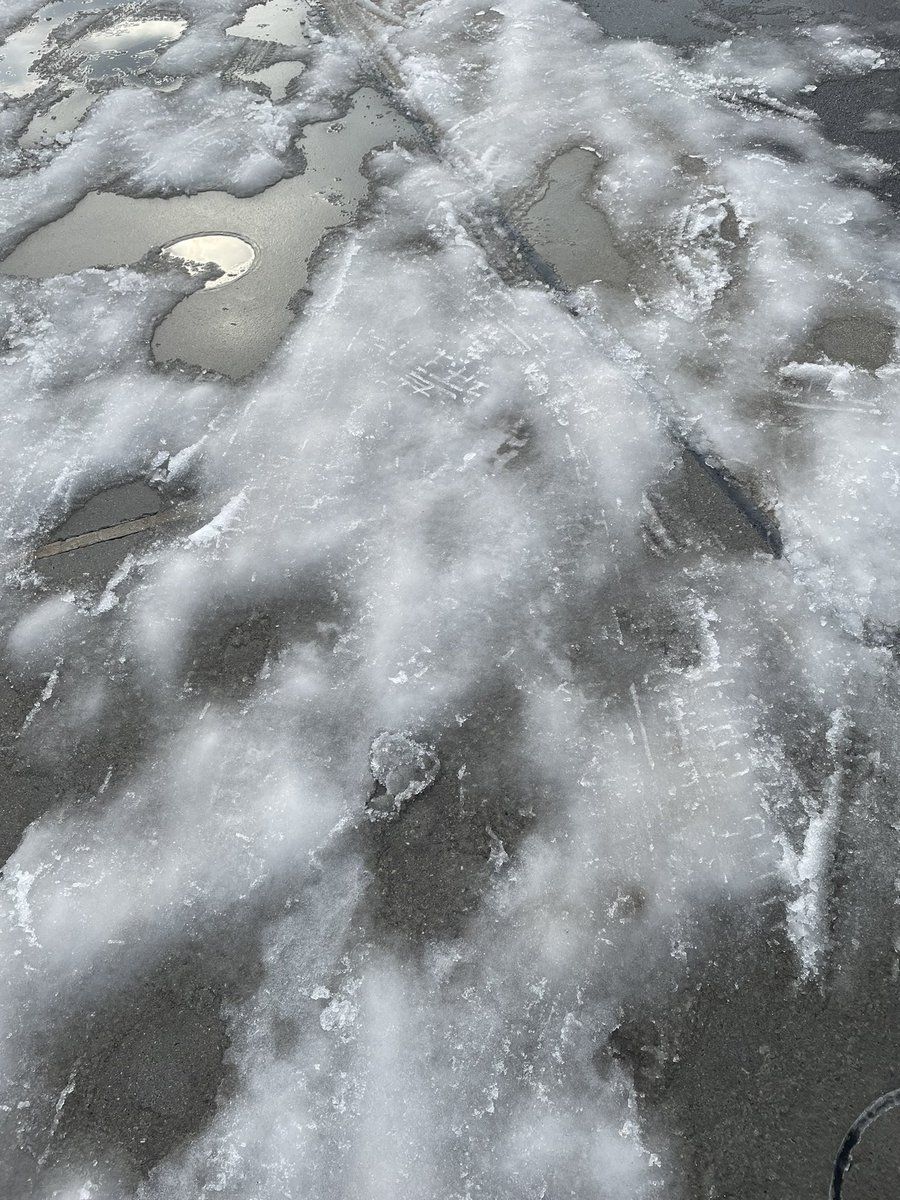 KMachi49's tweet photo. おはようございます。
朝の冷え込みで圧雪が凍っております。転倒注意です。😅
この後夜中からまた雪の様子です。😱
私は正月関係なく仕事しております。今日もこれから出勤。束の間の癒しです。
#フォーメックス族
#formexreef https://t.co/EfFJwceA49
