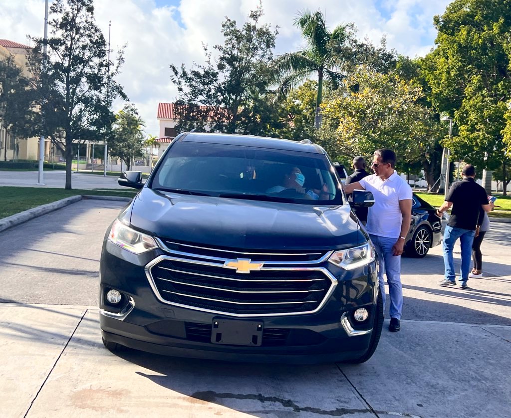 LAUSDSup's tweet photo. Protecting the health of @MDCPS’ workforce by equipping them with at-home #COVID19 rapid test kits at several schools throughout the county today, thanks to a partnership with @MiamiDadeCounty, @HealthyFla and @nomihealth. #MDCPSwellness https://t.co/610XtZ465K