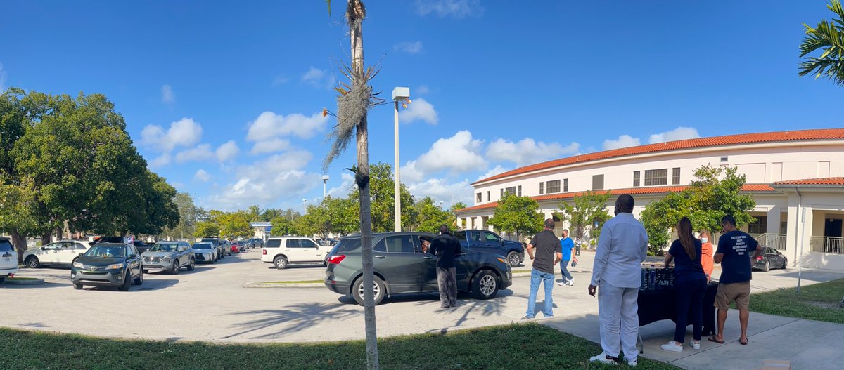 LAUSDSup's tweet photo. Protecting the health of @MDCPS’ workforce by equipping them with at-home #COVID19 rapid test kits at several schools throughout the county today, thanks to a partnership with @MiamiDadeCounty, @HealthyFla and @nomihealth. #MDCPSwellness https://t.co/610XtZ465K