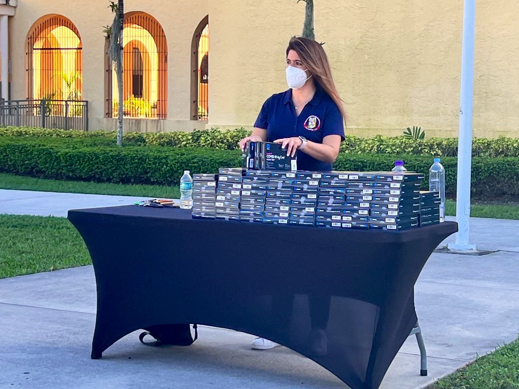 LAUSDSup's tweet photo. Protecting the health of @MDCPS’ workforce by equipping them with at-home #COVID19 rapid test kits at several schools throughout the county today, thanks to a partnership with @MiamiDadeCounty, @HealthyFla and @nomihealth. #MDCPSwellness https://t.co/610XtZ465K