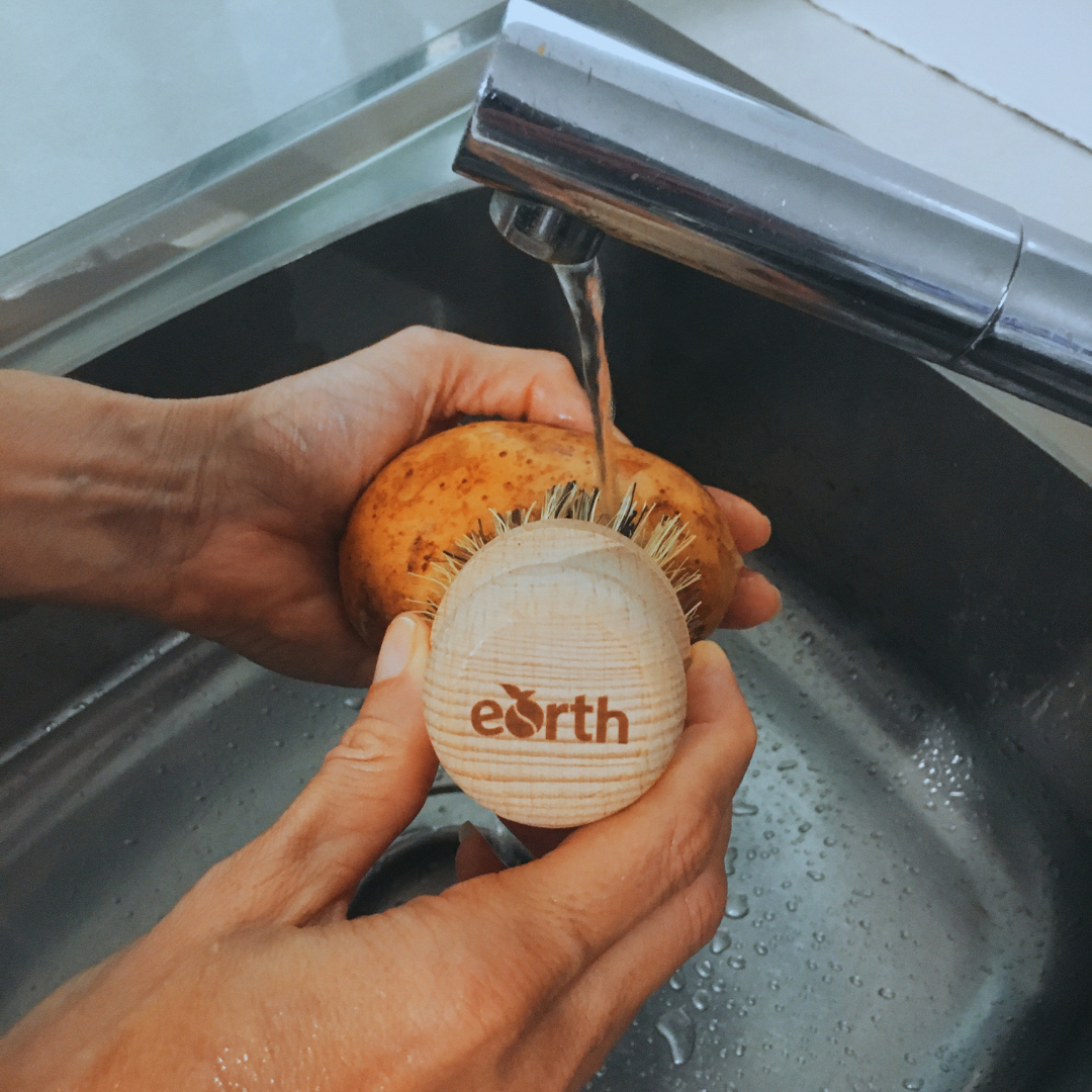 Small round scrub brushes are not only great for tackling pots and pans they are also great for washing vegetables. ✌🏼
🔗 Visit bit.ly/3qzPykX for more Plastic Free kitchen ideas.
#plasticfreejanuary #earthbeforeplastic #plasticfree