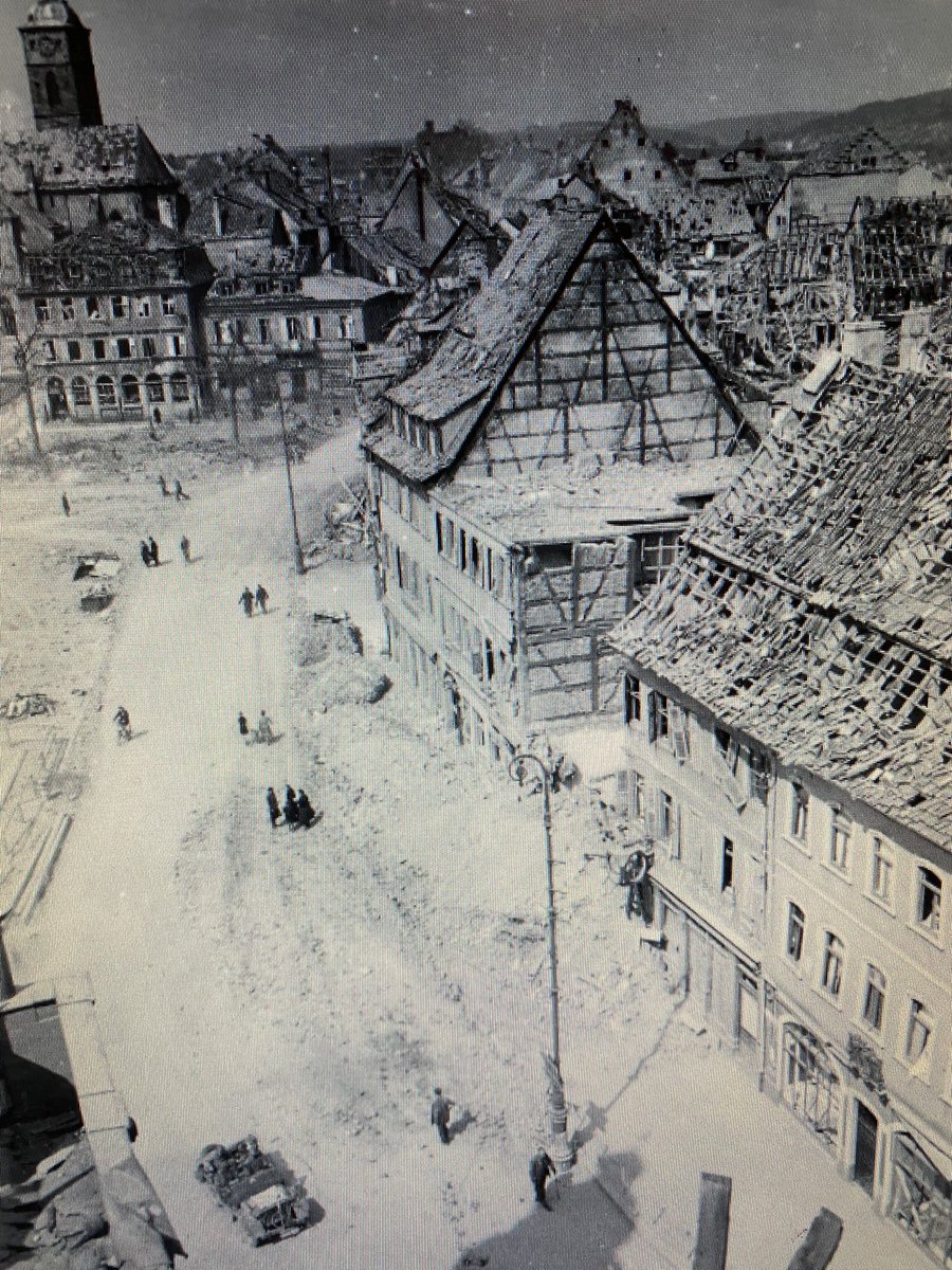StefanAdamski1's tweet photo. In meiner Geburtsstadt #Schweinfurt marschierten schon mal Leute zusammen mit #Rechtsradikalen. In der Folge deren Wirkens sah es dann dort so aus. Lasst Euch nicht instrumentalisieren! Seid sozial! #sw0201 https://t.co/jJzDV6VaIg