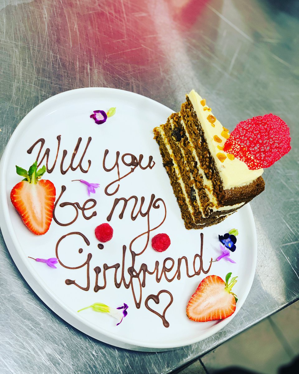 dulas_martin's tweet photo. Sometimes You Just Need a Cake To Win Her Heart 🤭

#Food #Carrotcake #dating #foodblogger #foodphotography #yummy #relationships #Foodies #chefs #deliciousfood #love #desserts #Travel #instacake #cake https://t.co/T78YxE2cQa