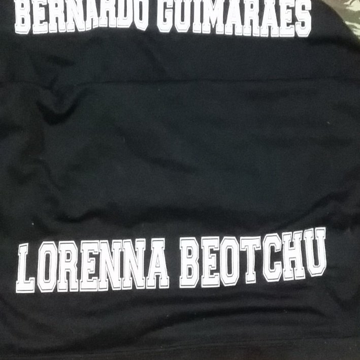 yeseomitadas's tweet photo. sabiam que em 2019 quando era pra fazer blusa do pessoal do 9° ano eu mandei escrever LORENNA BEOTCHU na porra no uniforme... https://t.co/nxi6eJExcy