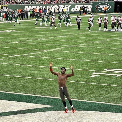AntoDaBoss's tweet photo. we should all be able to retire from our jobs the way Antonio Brown did today https://t.co/v9Ae7RdFSm