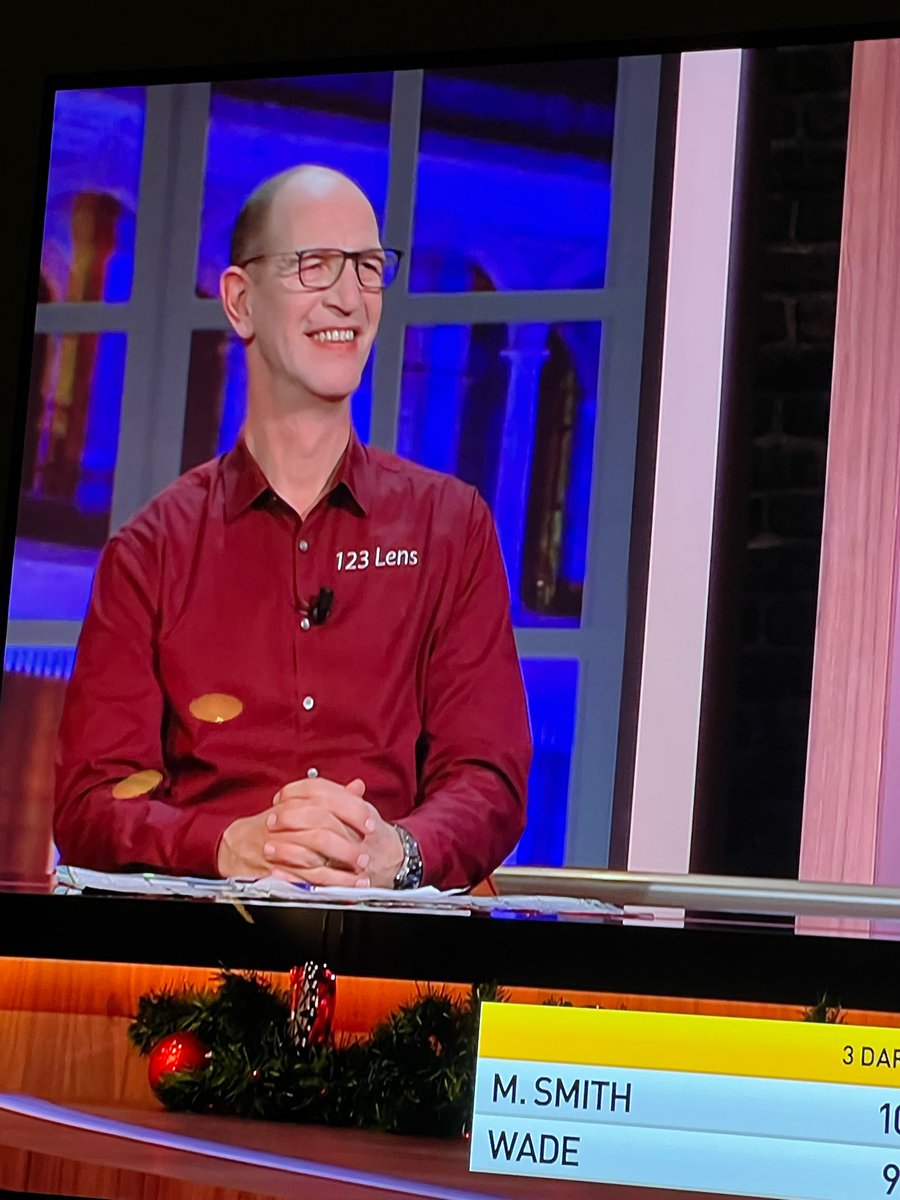 Ok, je zit aan tafel bij <a href="/rtldarts/">RTLdarts</a> en word gesponsord door 1,2,3 Lens en denkt : Laat ik vandaag mijn bril opdoen🙈 <a href="/roland_scholten/">Roland Scholten</a> <a href="/pdc/">Pete Carpenter</a>
