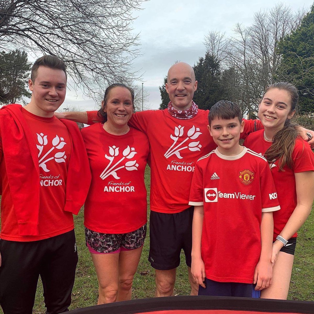 mattruns4anchor's tweet photo. Finished off 2021 by running with these lovely people on the final 10K run of my 365 Days of Courage for Kathy fundraising challenge for @FriendsofANCHOR 🏃‍♂️❤️🌷⚓️
#family #everydaymeanseveryday #motivatedbymemories #redtee https://t.co/J1varUsxB9
