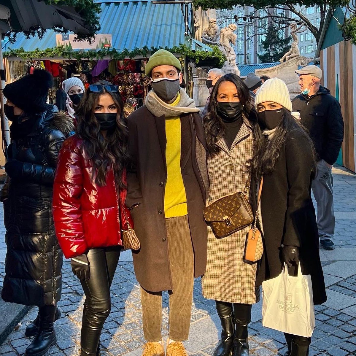 sandyfamill's tweet photo. Christmas time in New York City https://t.co/XThGTHL773