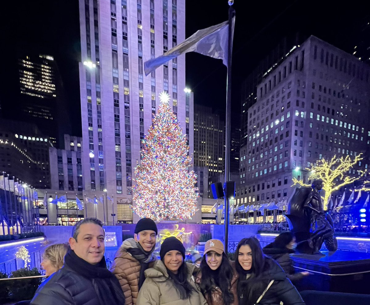 sandyfamill's tweet photo. Christmas time in New York City https://t.co/XThGTHL773