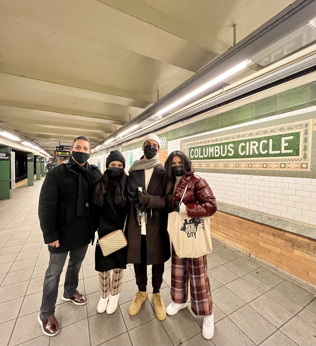 sandyfamill's tweet photo. Christmas time in New York City https://t.co/XThGTHL773