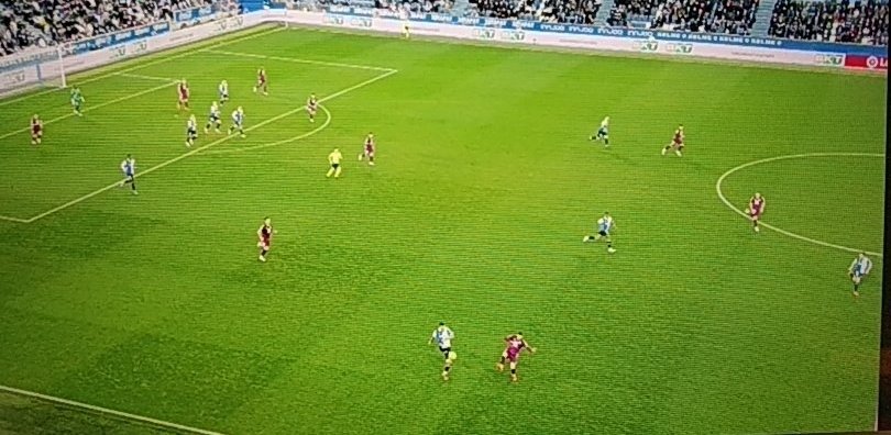 Galtzagorri's tweet photo. Nos han pitado este fuera de juego.
En vez de dejar seguir y luego consultar el VAR.
Era un 2vs1 https://t.co/LfjhlJahCO
