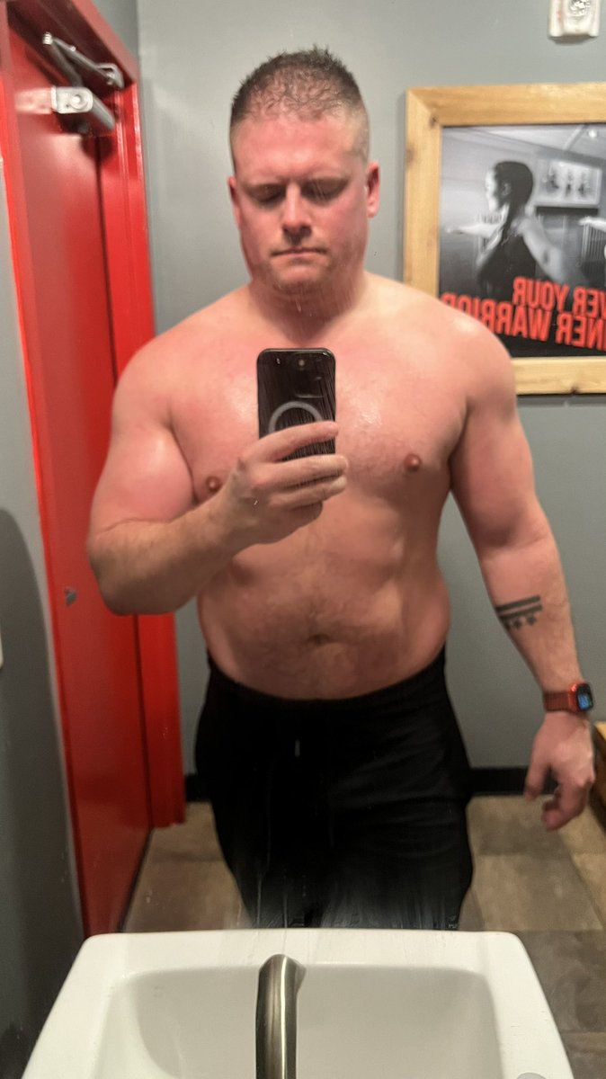 dtmcculloch's tweet photo. Put my last remaining size-large shirt in the donation pile today. XL is my size from now on. #LiftingProblems @Gaintrust_us https://t.co/4Q7x8t1Kou